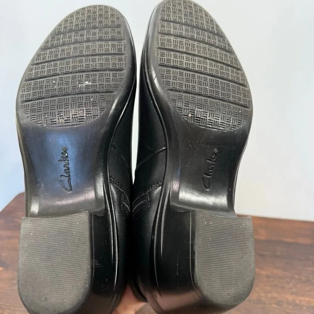 Clarks collection Women’s black side zip 2” heel ankle boot size 8.5